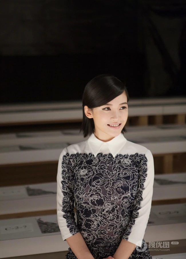 清纯玉女杨子姗气质短款装室内写真-智族GQ
