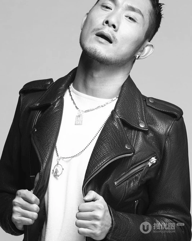 实力派型男赵健时尚黑白写真 俊朗外形皮衣酷帅