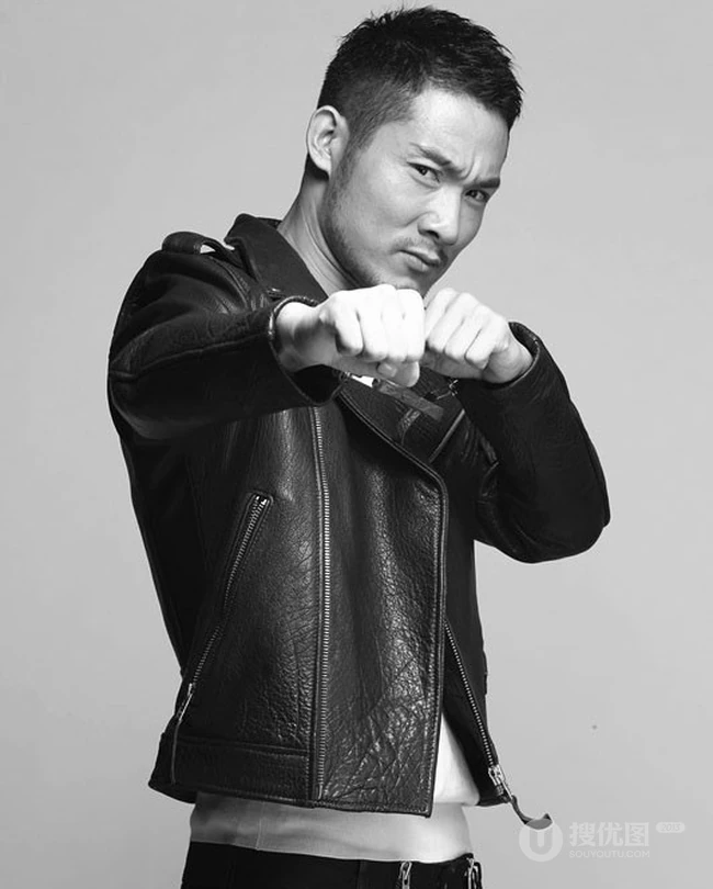 实力派型男赵健时尚黑白写真 俊朗外形皮衣酷帅