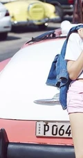 女生马苏休闲装街拍写真-短裤白帽清爽时尚