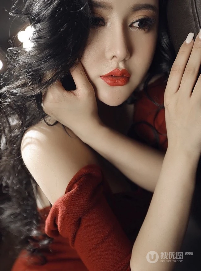 90后东北女孩 气质嫩模周宜诺唯美摄影写真照
