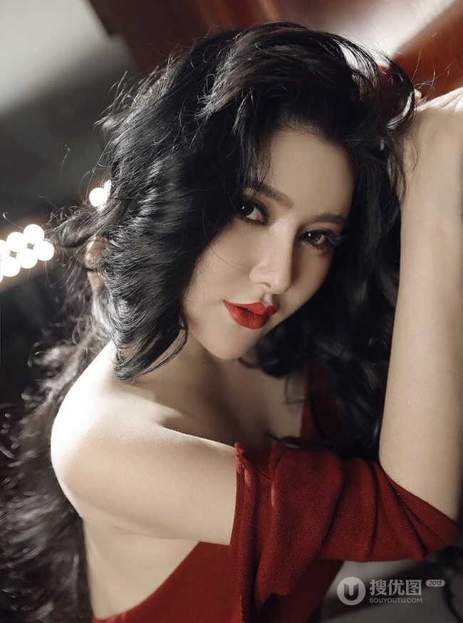 90后东北女孩 气质嫩模周宜诺唯美摄影写真照