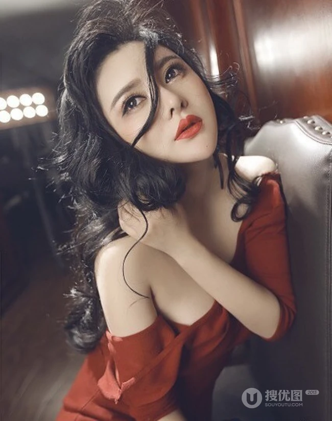 90后东北女孩 气质嫩模周宜诺唯美摄影写真照