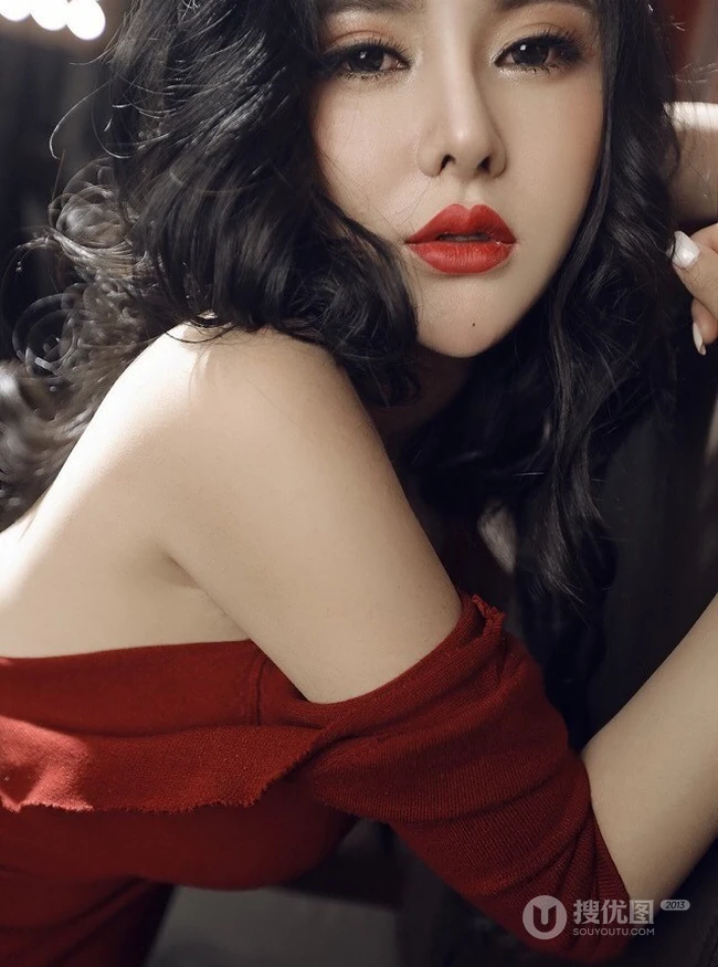 90后东北女孩 气质嫩模周宜诺唯美摄影写真照