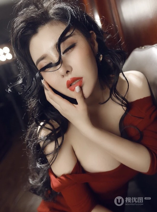 90后东北女孩 气质嫩模周宜诺唯美摄影写真照