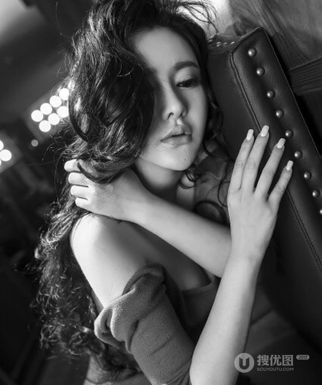 90后东北女孩 气质嫩模周宜诺唯美摄影写真照