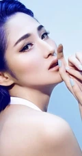 女星蓝燕短发气质写真 线条长腿露背装动人