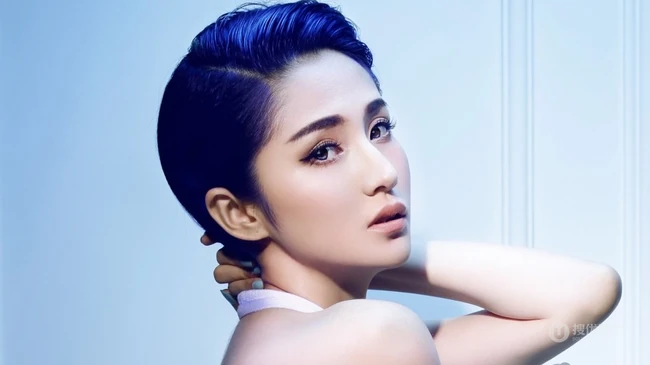 女星蓝燕短发气质写真 线条长腿露背装动人