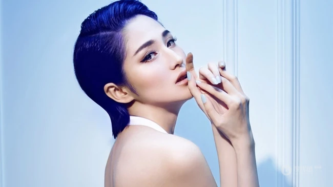 女星蓝燕短发气质写真 线条长腿露背装动人