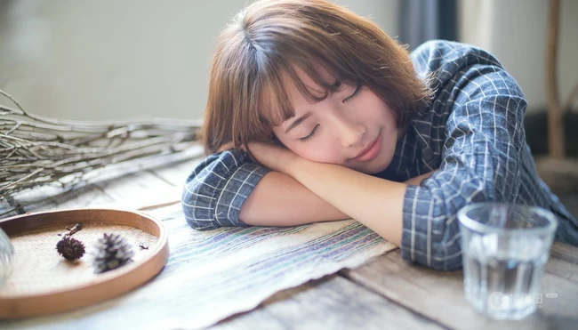 清纯短发气质亚洲女孩怀旧写真-邻家女孩初长成