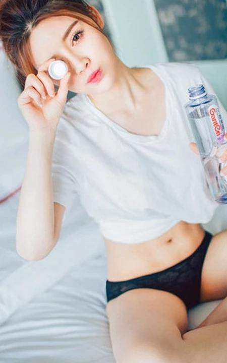 白皙美模高溜MilkCat蕾丝短裤室内写真美图