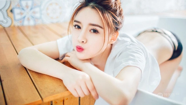 白皙美模高溜MilkCat蕾丝短裤室内写真美图