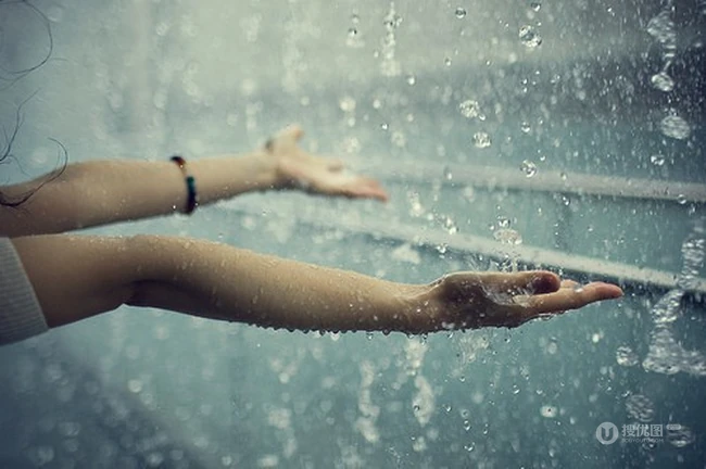 天生喜欢雨水的我 总会莫名的记住每一个下雨天