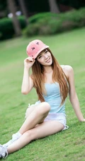 短裤女生模特清新户外写真 头戴球帽笑容怡人