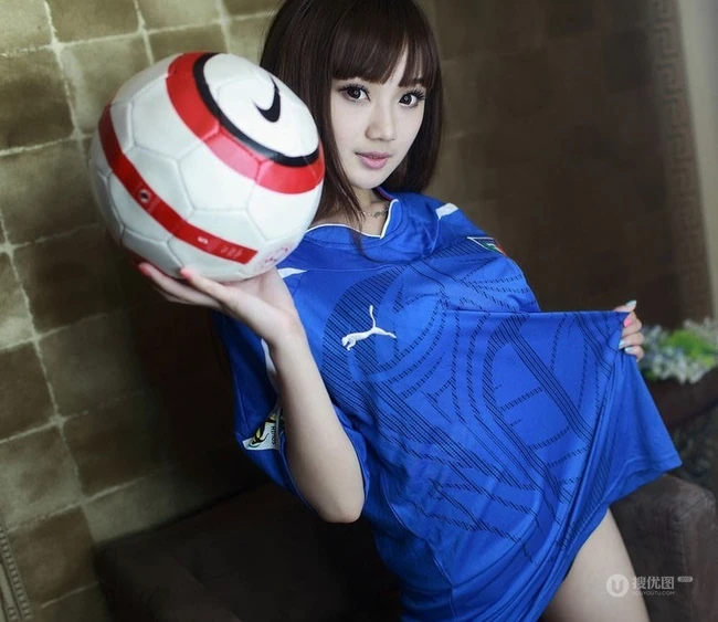 清纯甜美蓝色运动服足球亚洲少女室内写真