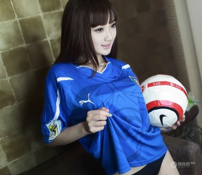 清纯甜美蓝色运动服足球亚洲少女室内写真