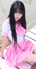 纯妹子杨晓青儿粉色学生制服装户外写真