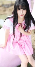 纯妹子杨晓青儿粉色学生制服装户外写真