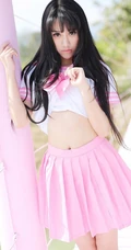 纯妹子杨晓青儿粉色学生制服装户外写真