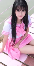纯妹子杨晓青儿粉色学生制服装户外写真