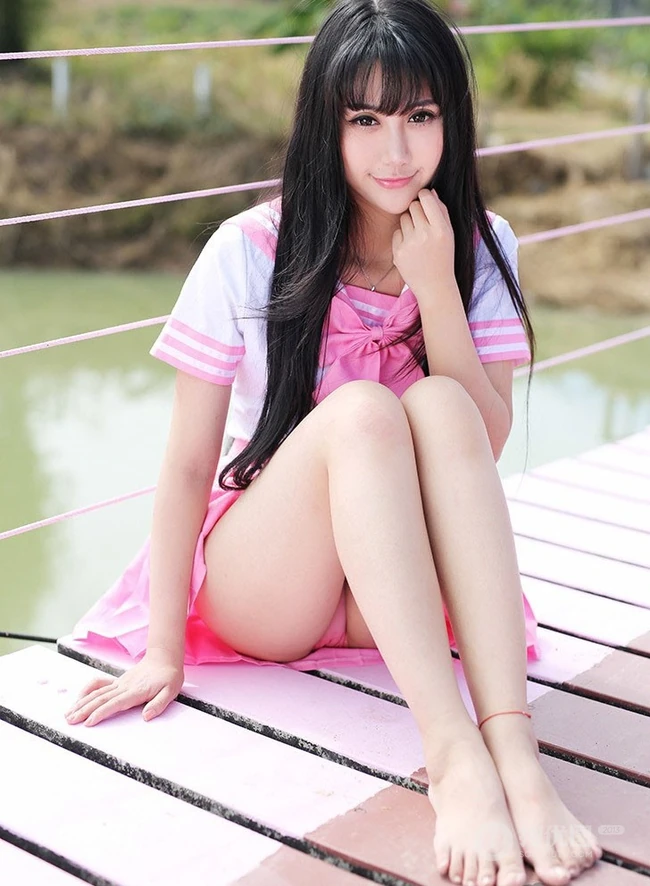 纯妹子杨晓青儿粉色学生制服装户外写真