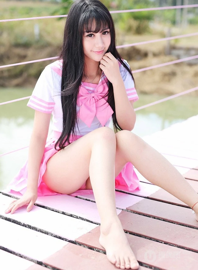 纯妹子杨晓青儿粉色学生制服装户外写真