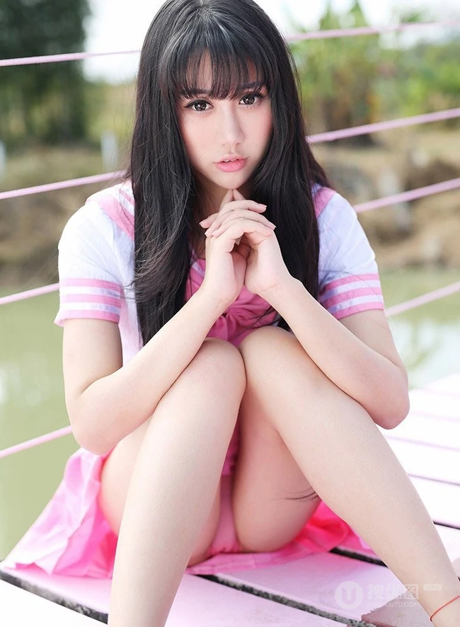 纯妹子杨晓青儿粉色学生制服装户外写真