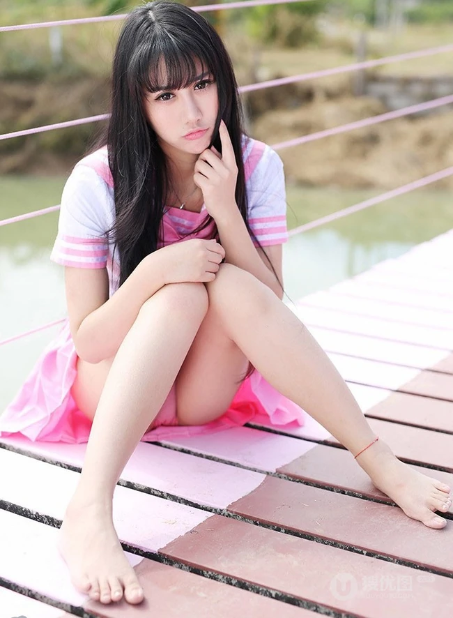 纯妹子杨晓青儿粉色学生制服装户外写真
