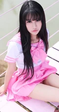纯妹子杨晓青儿粉色学生制服装户外写真