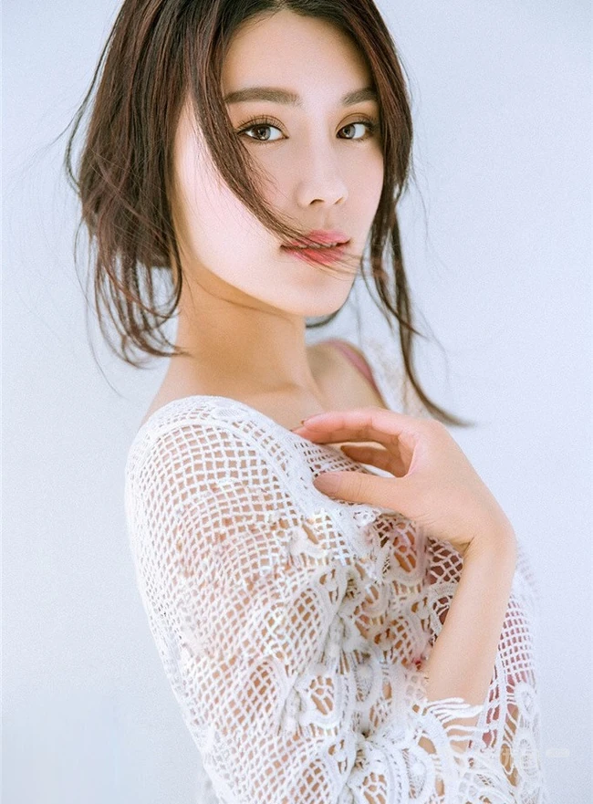 女明星韩丹彤白衣镂空清新写真图片