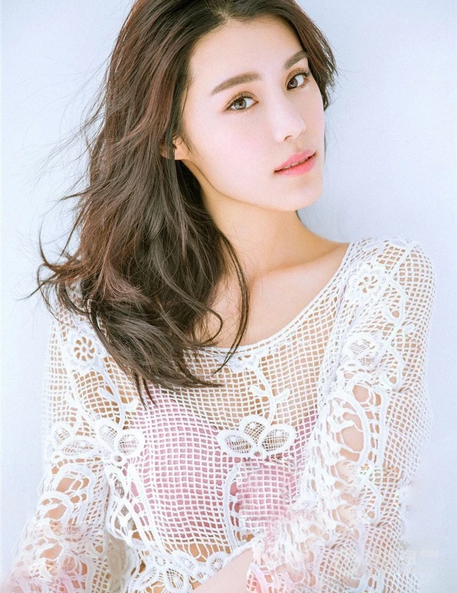 女明星韩丹彤白衣镂空清新写真图片