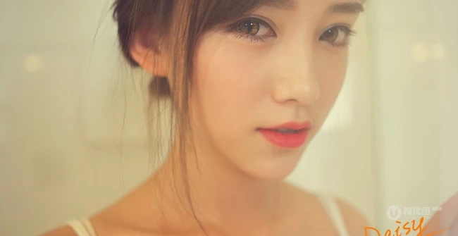 女生李玉洁Daisy气质紧身家居服室内写真
