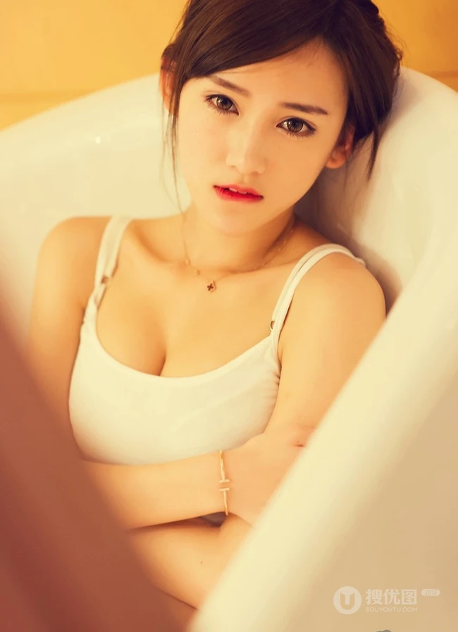 女生李玉洁Daisy气质紧身家居服室内写真