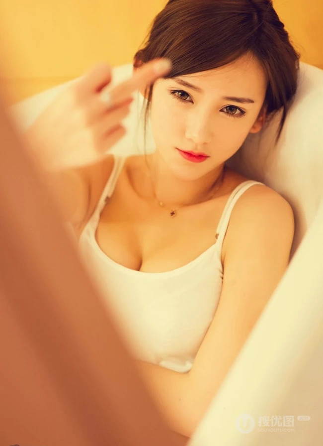 女生李玉洁Daisy气质紧身家居服室内写真