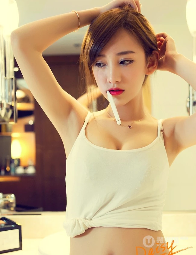女生李玉洁Daisy气质紧身家居服室内写真