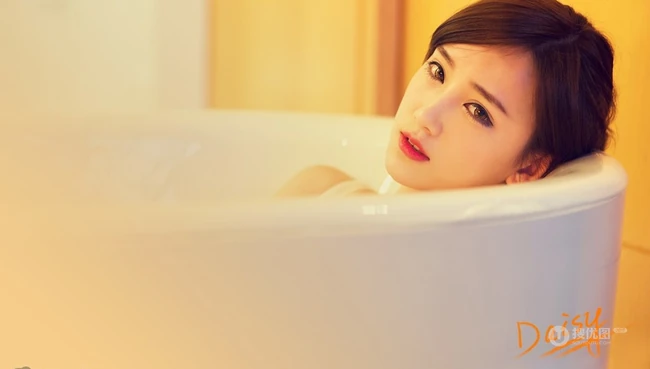 女生李玉洁Daisy气质紧身家居服室内写真