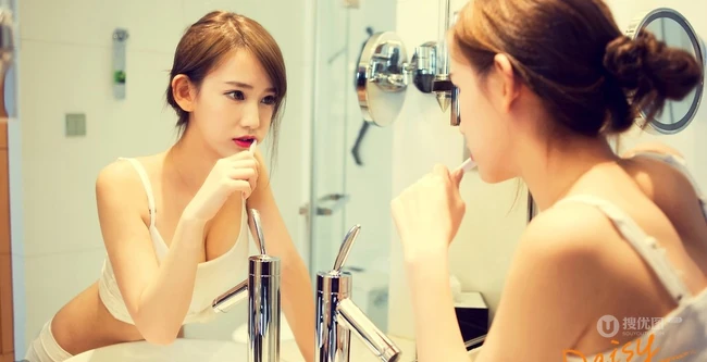 女生李玉洁Daisy气质紧身家居服室内写真
