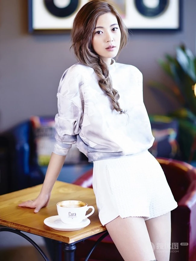90后清纯女星王妍之白衣短裙清新写真