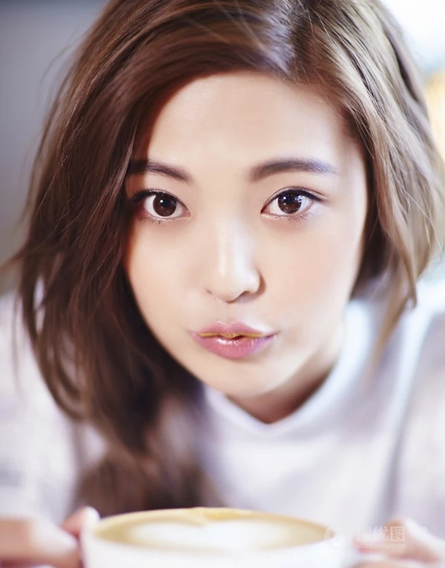 90后清纯女星王妍之白衣短裙清新写真