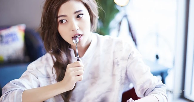 90后清纯女星王妍之白衣短裙清新写真