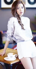 90后清纯女星王妍之白衣短裙清新写真