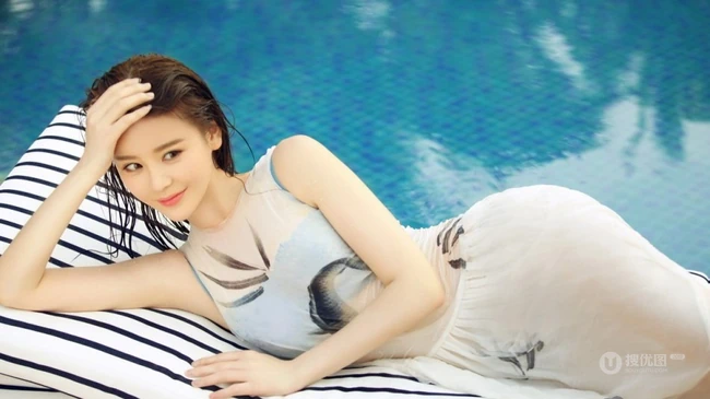 气质女生邱璐璠清透写真大片以及精选美图