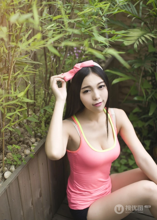 可爱浅粉亚洲妹子 粉红小背心家居服清新室内大图
