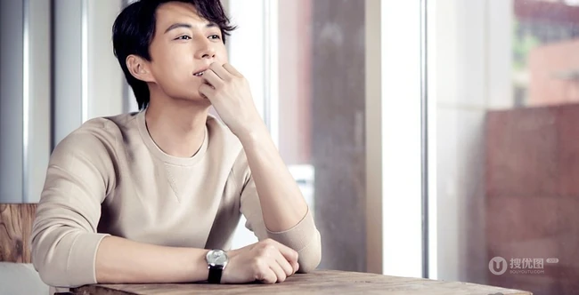 山东帅哥演员靳东写真 展气质暖男魅力