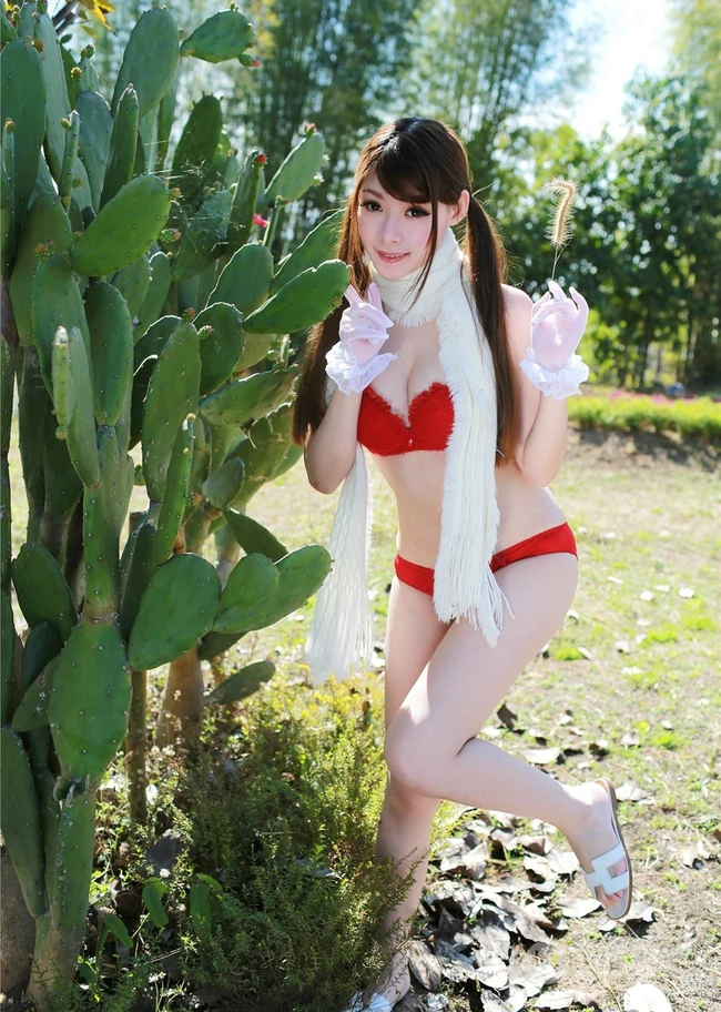 秀丽高挑女生模特MARA醬户外泳装高清写真