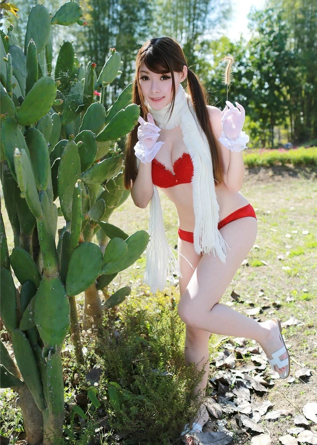 秀丽高挑女生模特MARA醬户外泳装高清写真