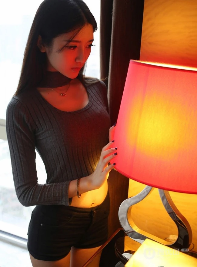 高挑嫩模于小小姐紧身短裤写真-苗条身材尽显