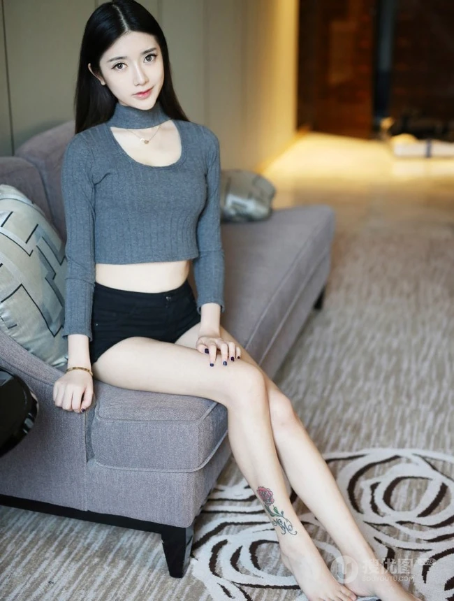 高挑嫩模于小小姐紧身短裤写真-苗条身材尽显