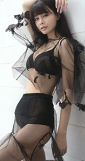 女生沈梦辰个性低领写真 线条半露线条感修长