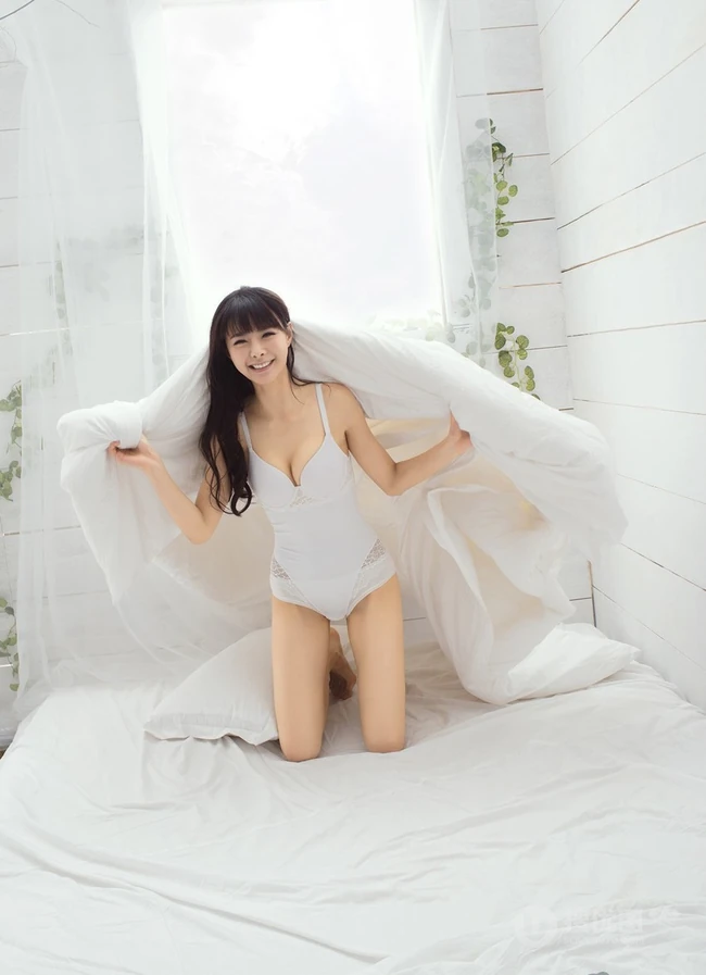 女生沈梦辰个性低领写真 线条半露线条感修长